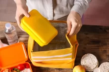 Žena dává do tašky svačinu