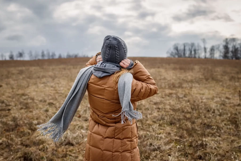 Únor bude stále chladný, s velkými mrazy se už ale nepočítá, FOTO: Shutterstock - Techsvět Žena stojí v zimě na poli