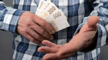 muž s českými bankovkami v ruce