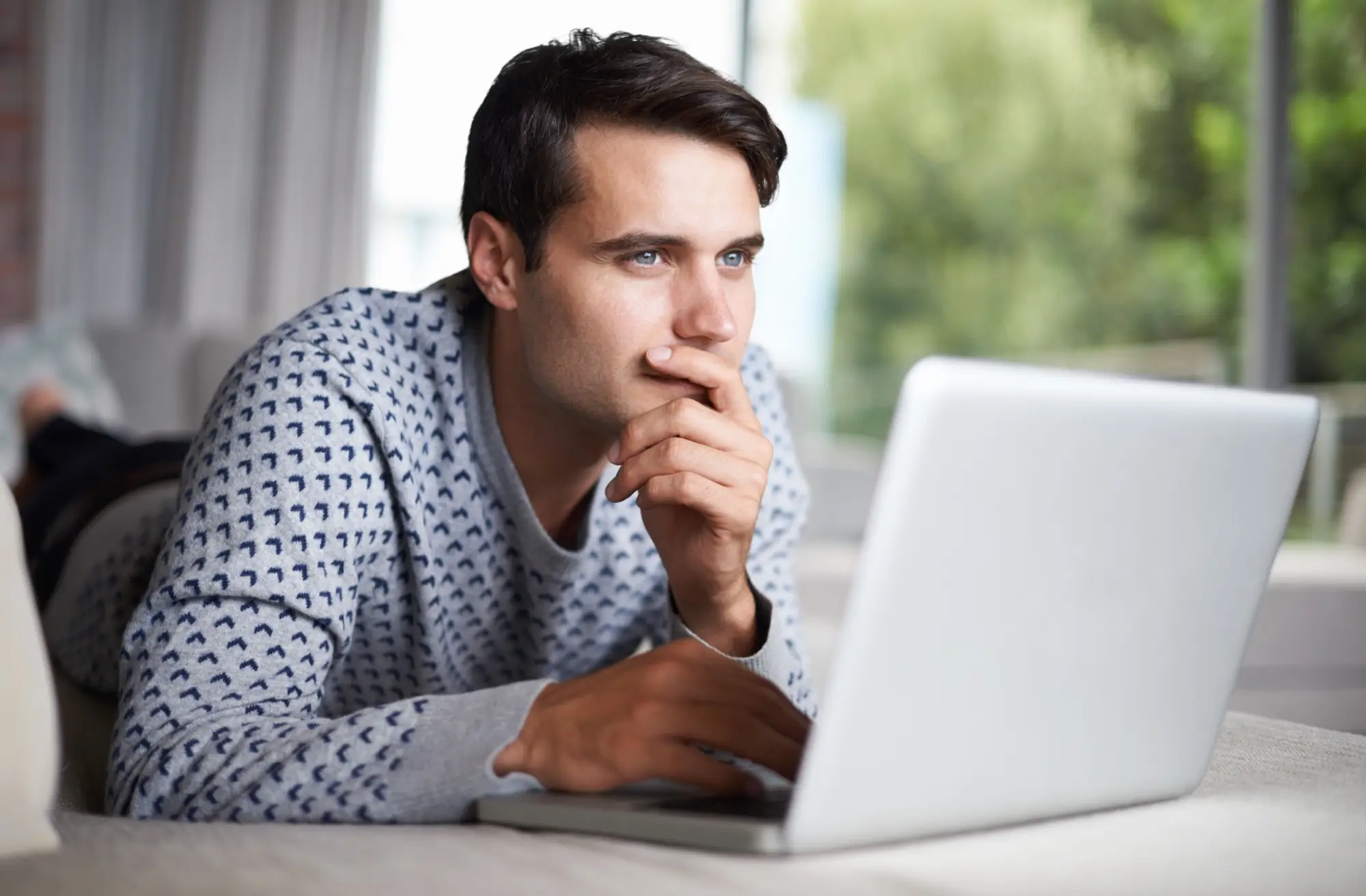 Shutterstock_2167684319 - Techsvět Muž dumá u počítače