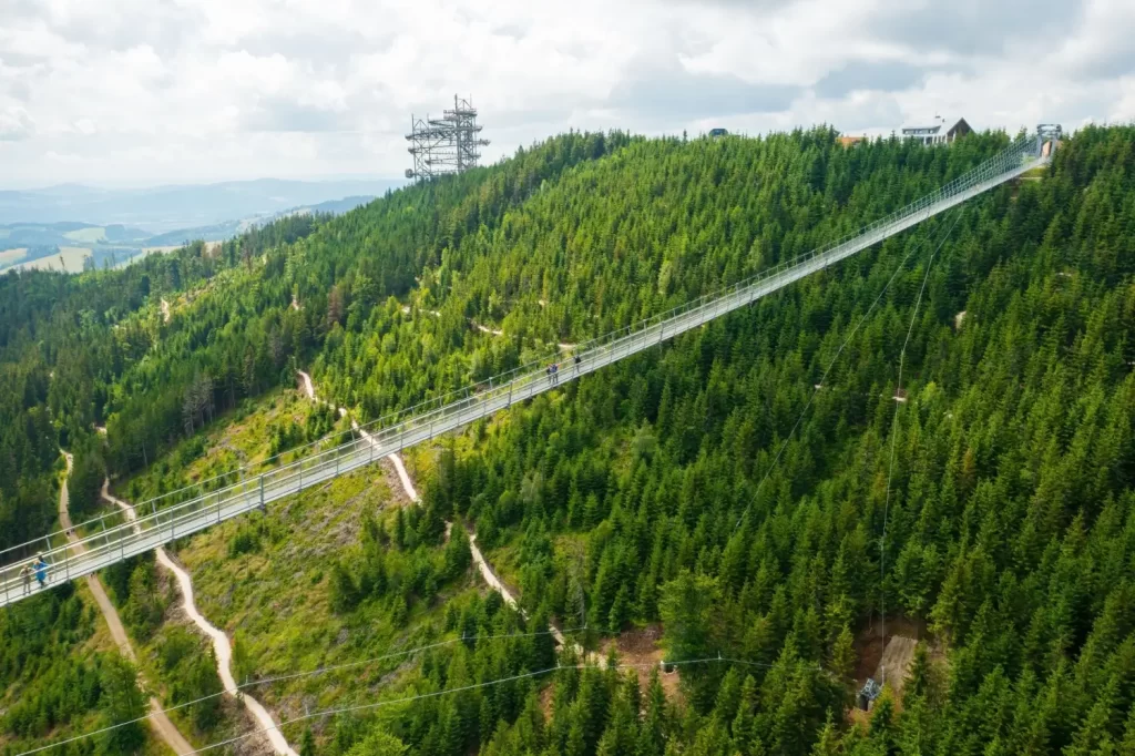 Shutterstock_2185364417 - Techsvět Pohled na nejdelší visutý most na světě Sky Bridge 721