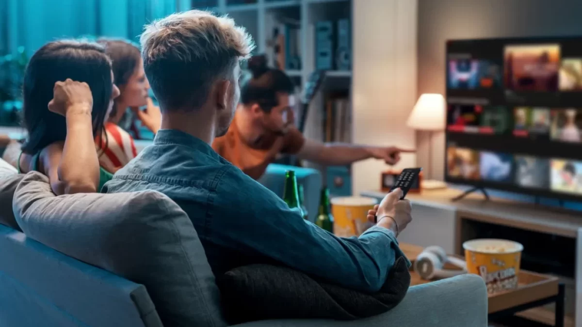 lidé sedí u televize