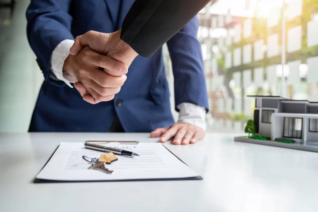 Dědická daň byla v Česku zrušena. Zdroj: Shutterstock - Techsvět dohoda s realitním makléřem