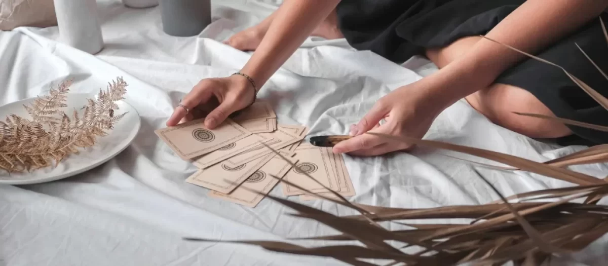 žena vykládá karty