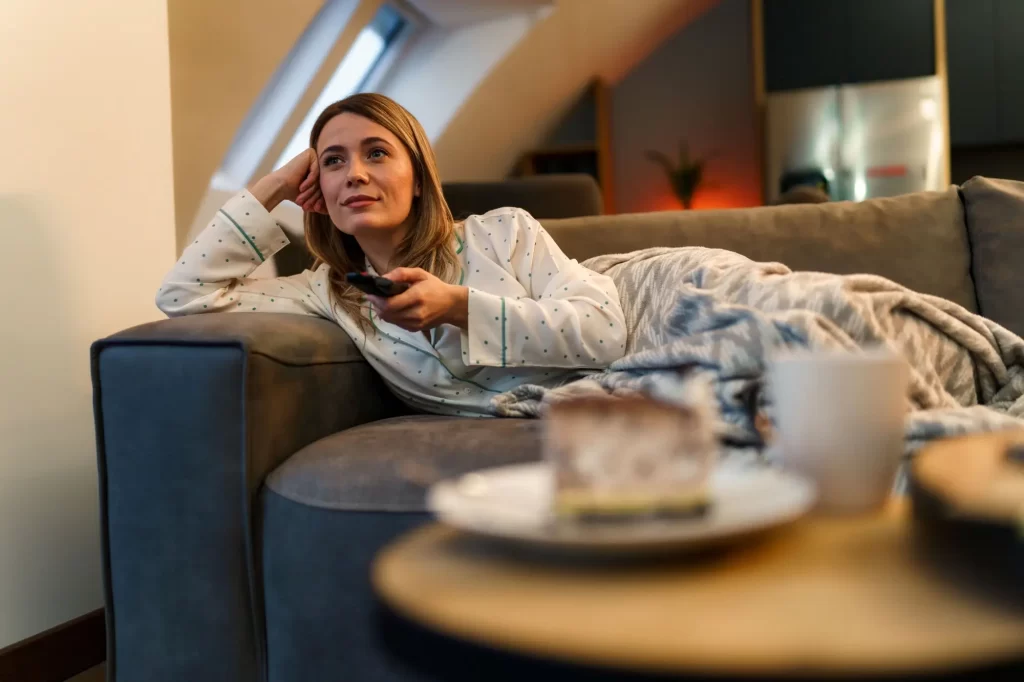 Single život vám začne vyhovovat - Techsvět žena se sama dívá na televizi