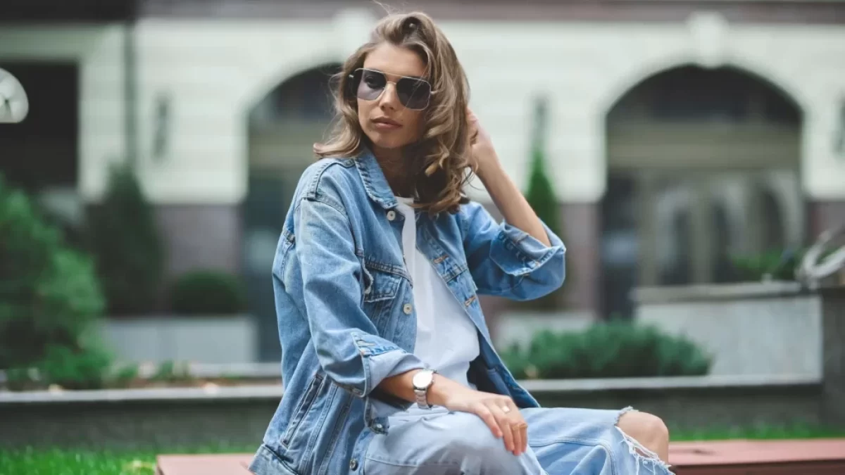 žena sedící v džínech a džínové bundě