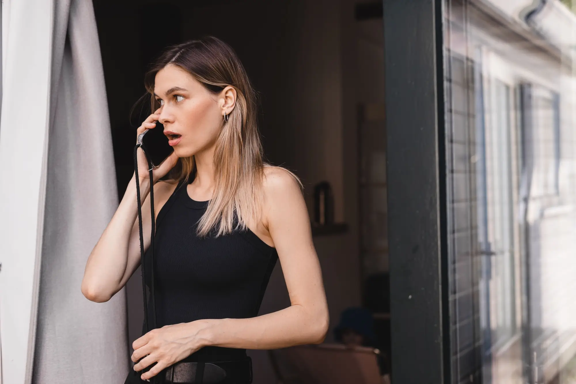 Překvapená žena telefonuje