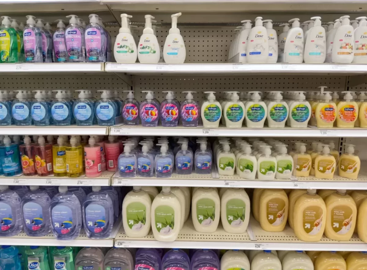 Nabídka mýdel v supermarketu