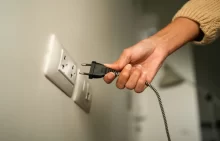 Vytahování kabelu ze zásuvky