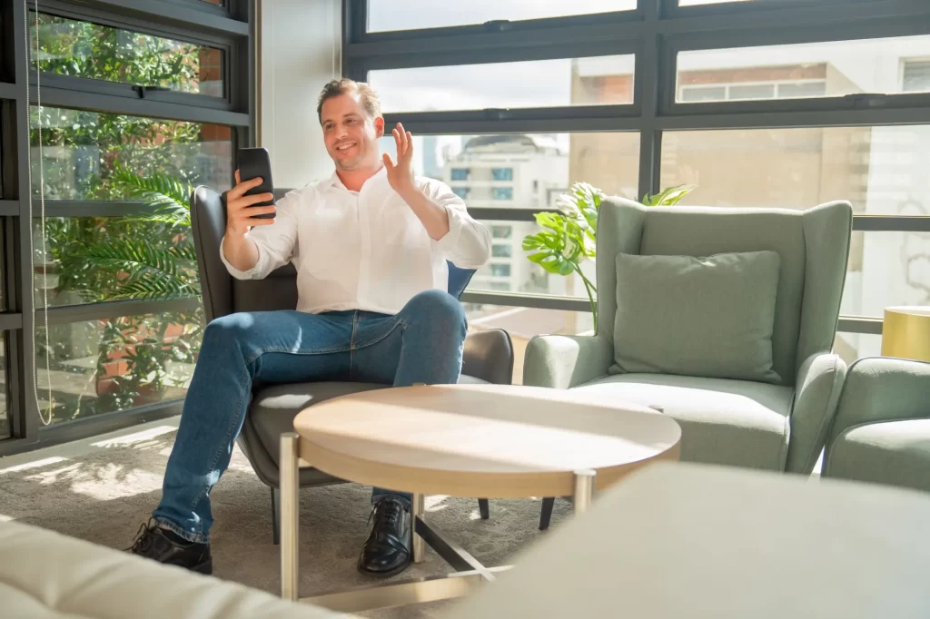 Videohovory jsou nyní čistější, FOTO: Shutterstock - Techsvět Muž má videohovor