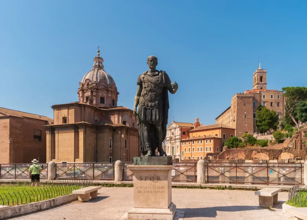 Shutterstock_2373661251 - Techsvět Socha Julia Caesara v centru Říma