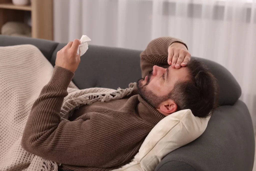 Zdraví se razantně zlepší - Techsvět nemocný muž ležící na gauči