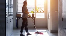 Uklízečka ve škole vytírá podlahu