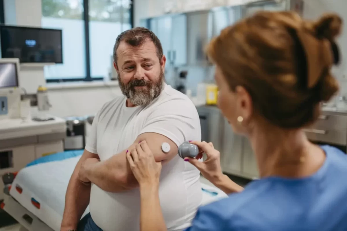 muž se vyšetřuje u doktora