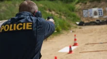 Policista střílí při výcviku