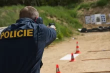 Policista střílí při výcviku