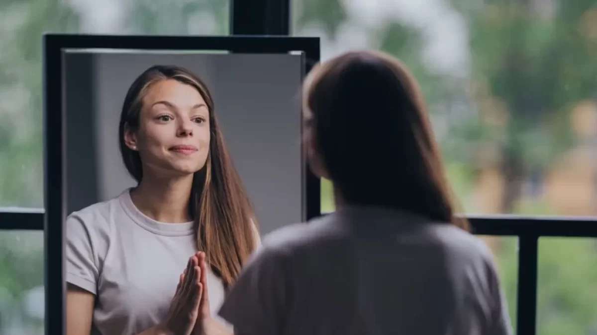 žena mluví k sobě do zrcadla
