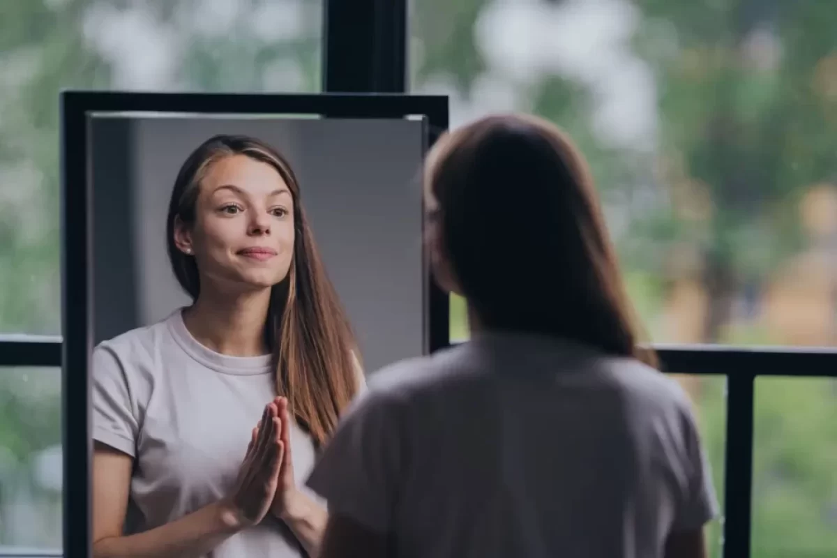 žena mluví k sobě do zrcadla