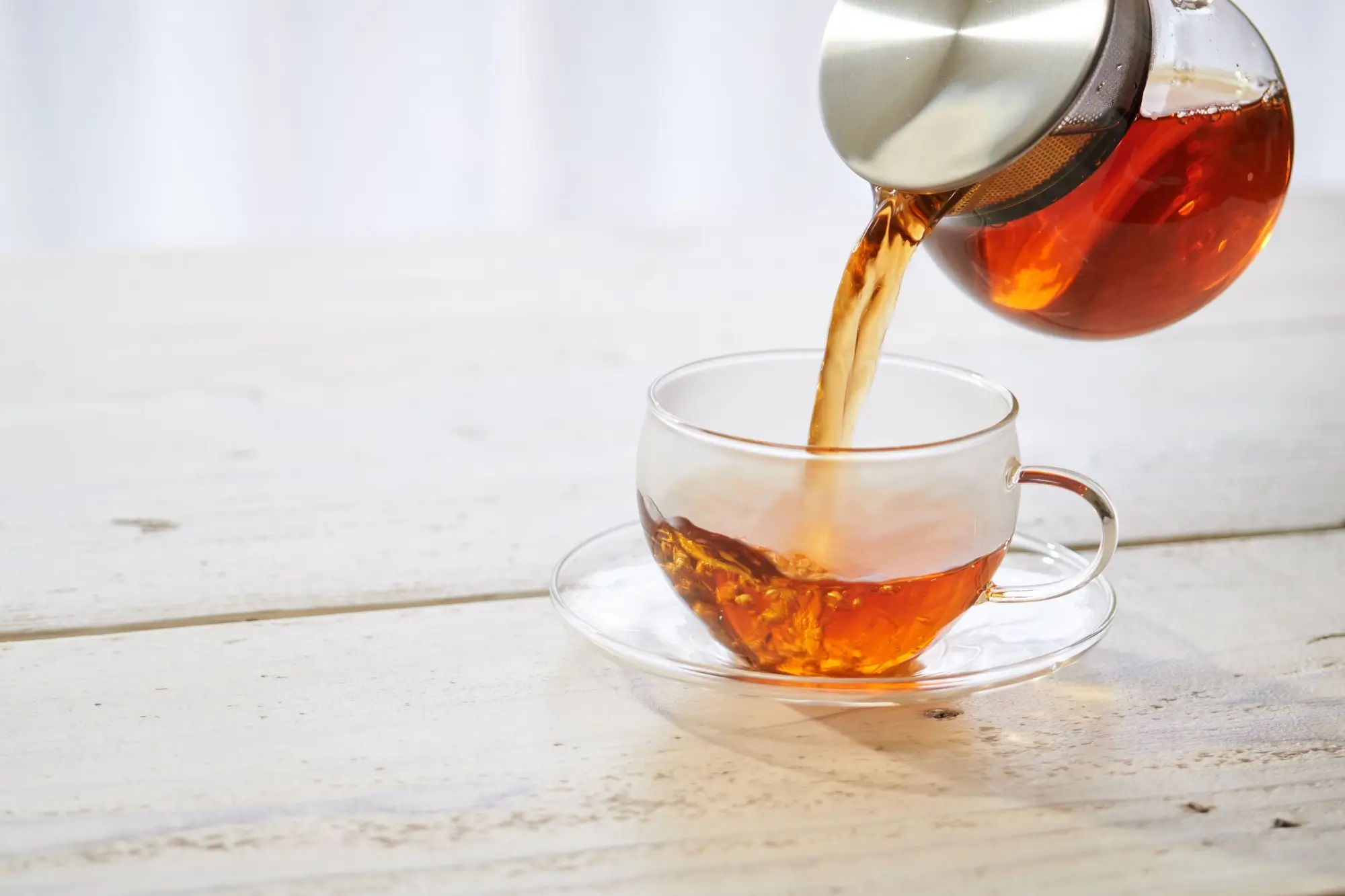 Shutterstock_2415720661 - Techsvět Červený rooibos v konvičce