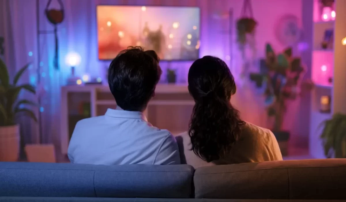 lidé se dívají na tv