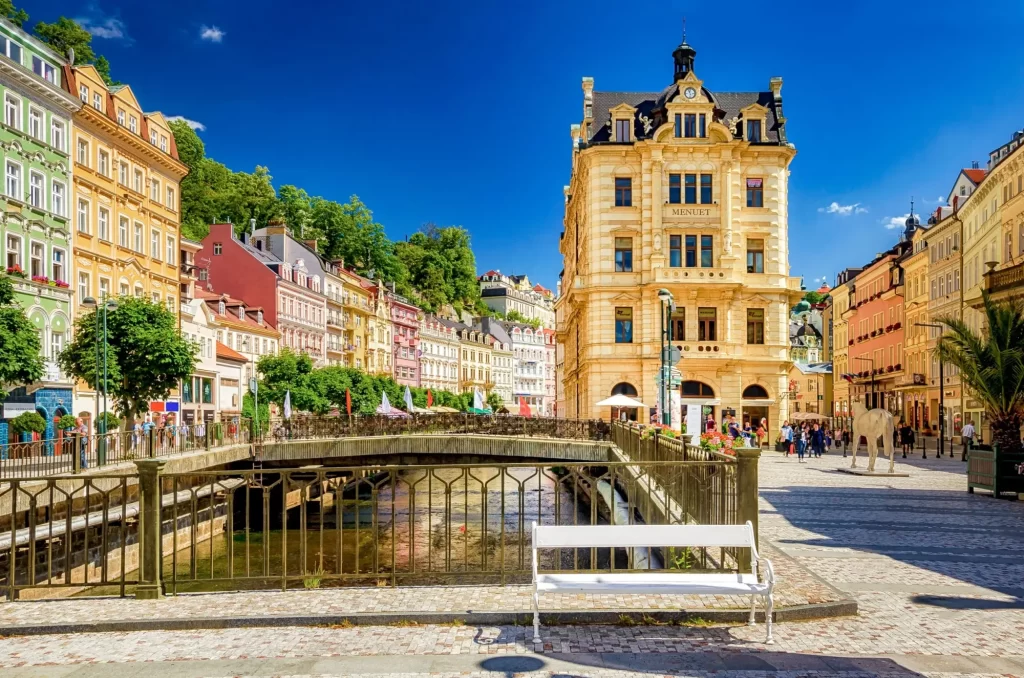 Karlovy Vary jsou neznámější české lázně. Jsou ale také dražší. Zdroj: Shutterstock - Techsvět karlovy vary pohled na město