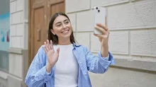 Žena při videohovoru