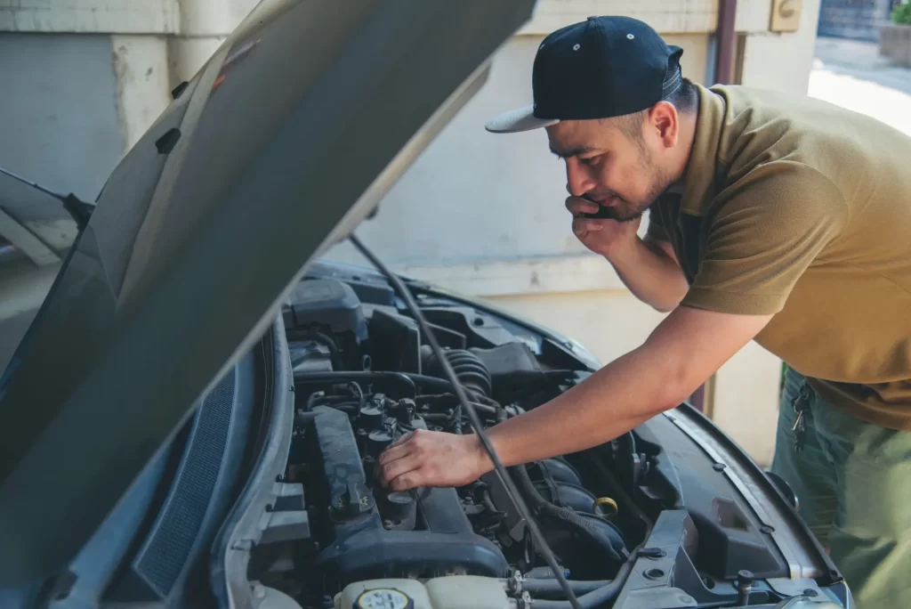Máte šikovné ručky - Techsvět muž opravuje auto