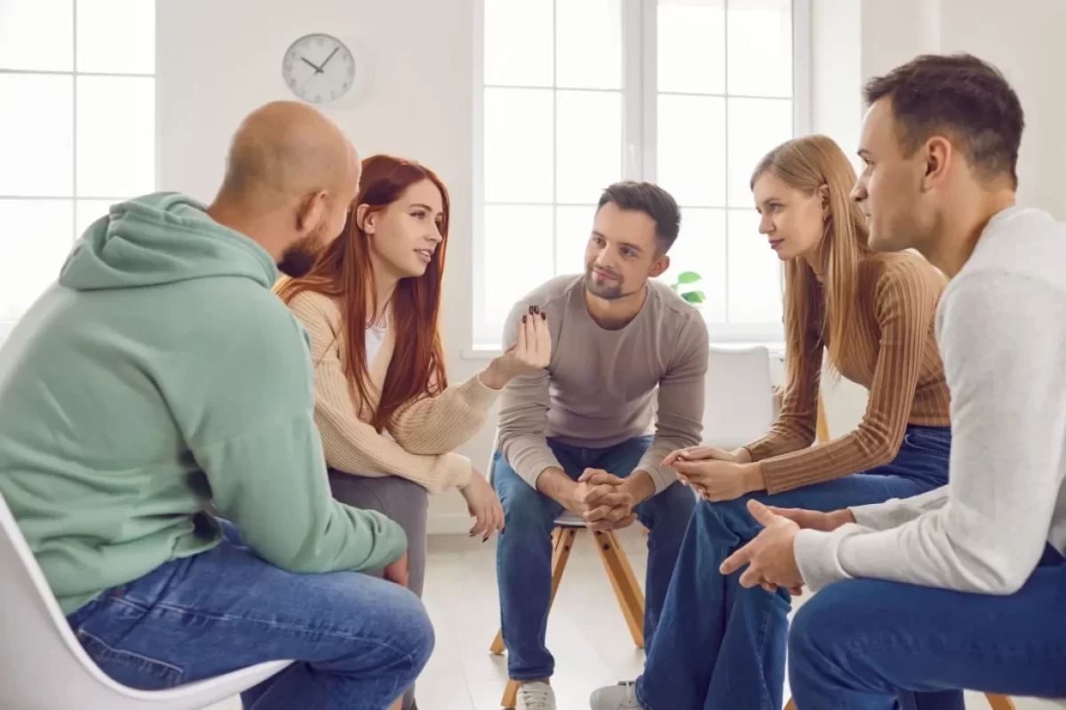 Skupina lidí se baví