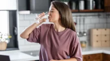 žena pije čistou vodu