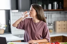 žena pije čistou vodu