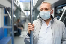 Muž ve veřejné dopravě nosí roušku