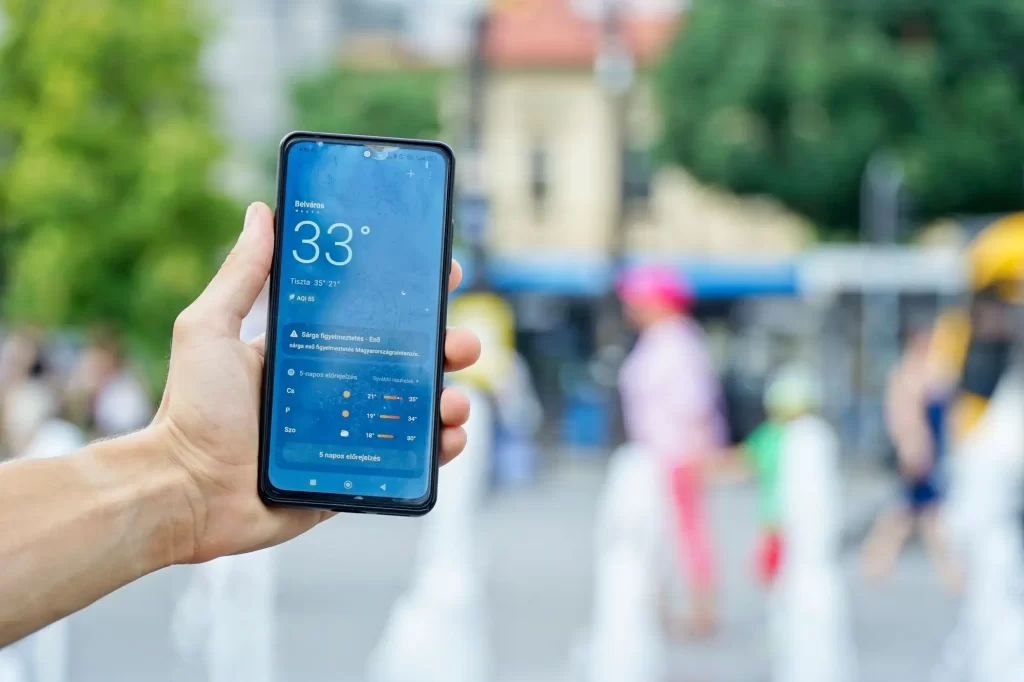 mobil s aplikací o počasí
