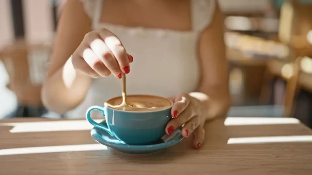 žena si dává cappucino