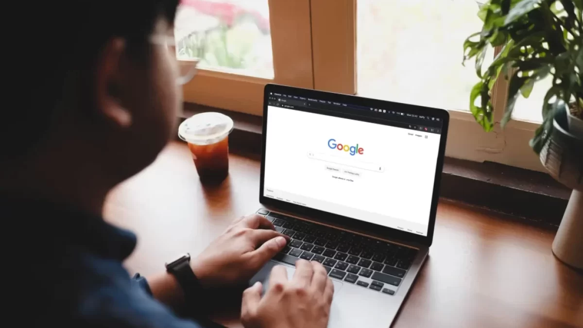 Muž se přihlašuje k Google účtu