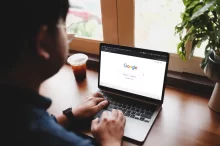 Muž se přihlašuje k Google účtu