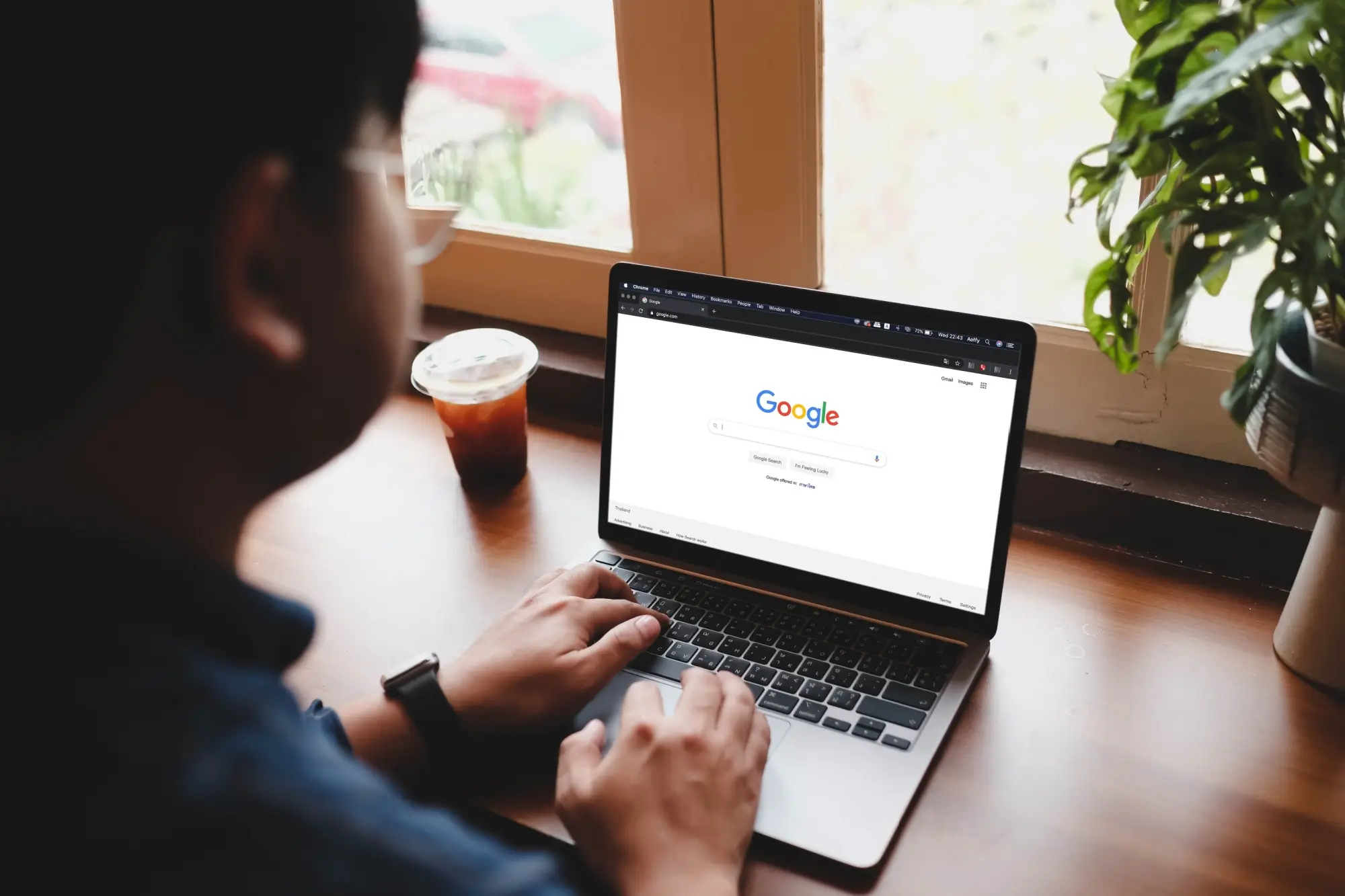 Muž se přihlašuje k Google účtu