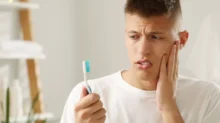 muž si čistí zuby