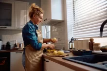 Žena v kuchyni vaří brambory