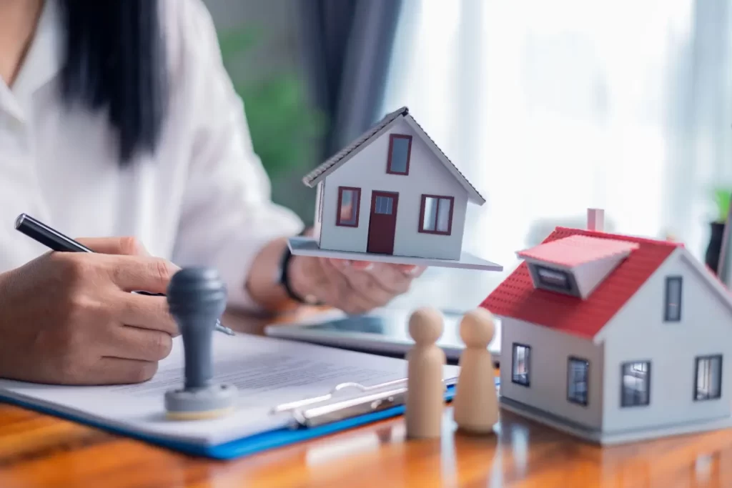 Shutterstock_2535090251 - Techsvět žena pracuje s nemovitostmi