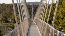 pohled na nejdelší visutý most na světě Sky Bridge 721