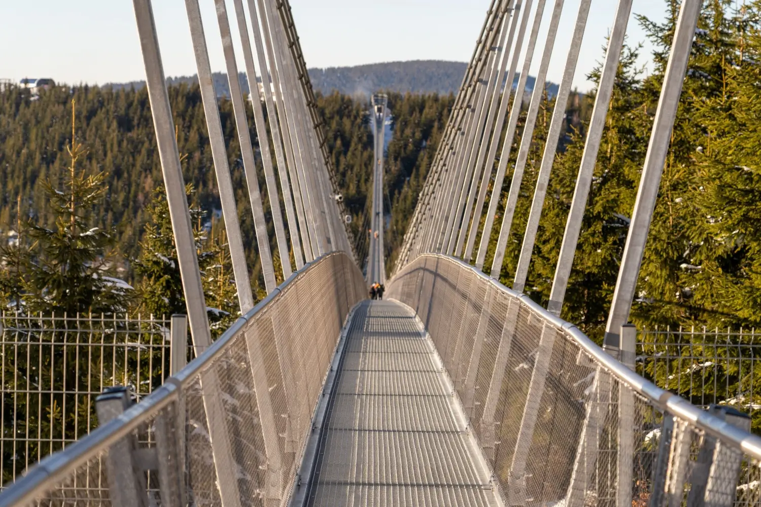 pohled na nejdelší visutý most na světě Sky Bridge 721