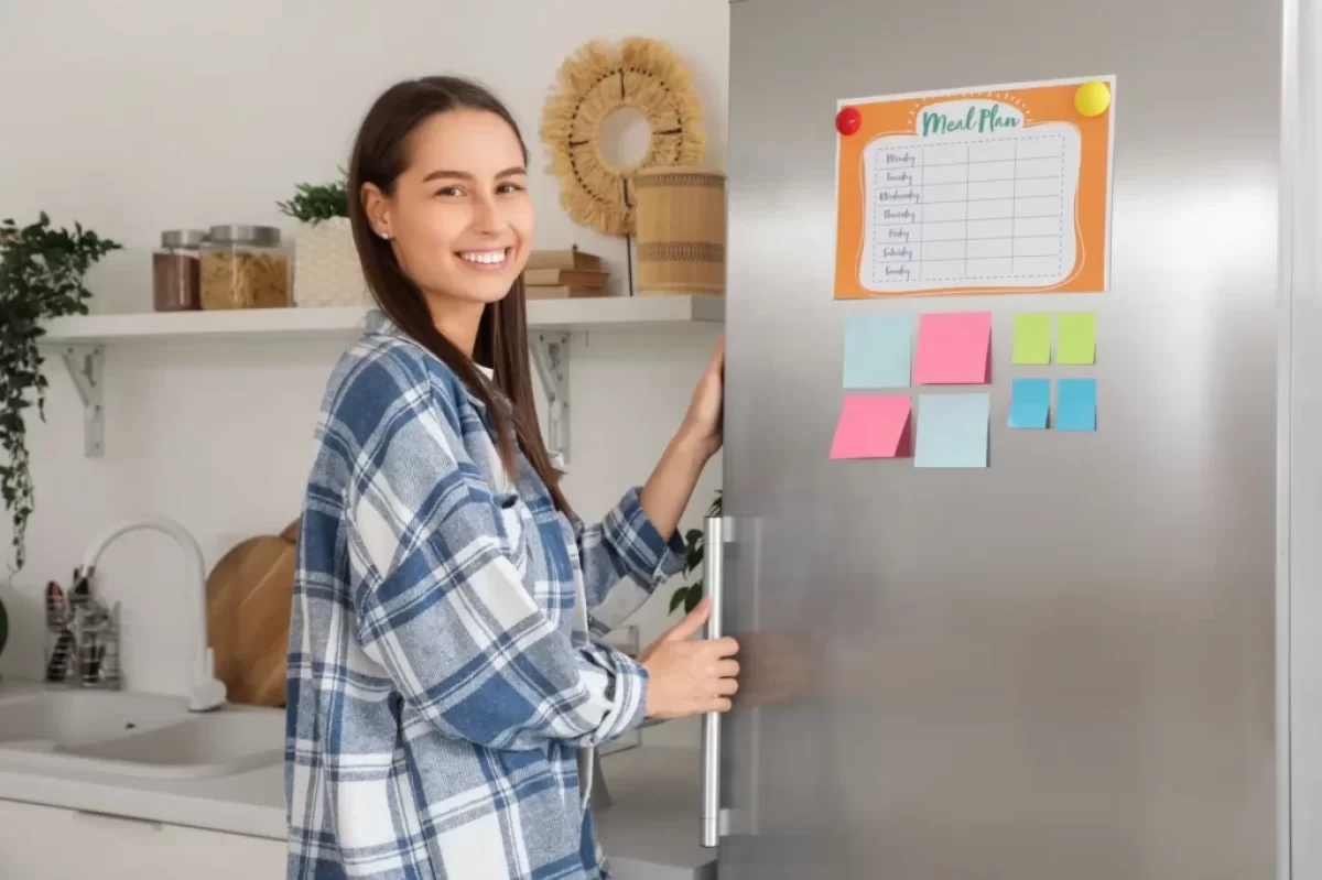 Žena otevírá mrazák