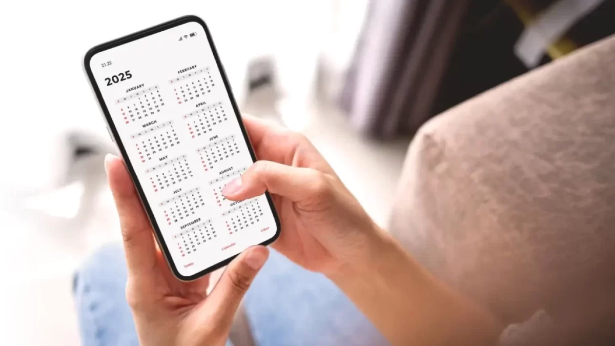 žena si prohlíží kalendář na rok 2025 v telefonu