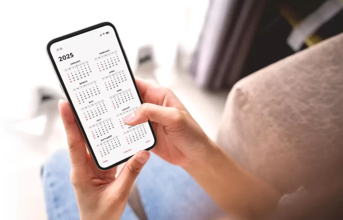 žena si prohlíží kalendář na rok 2025 v telefonu
