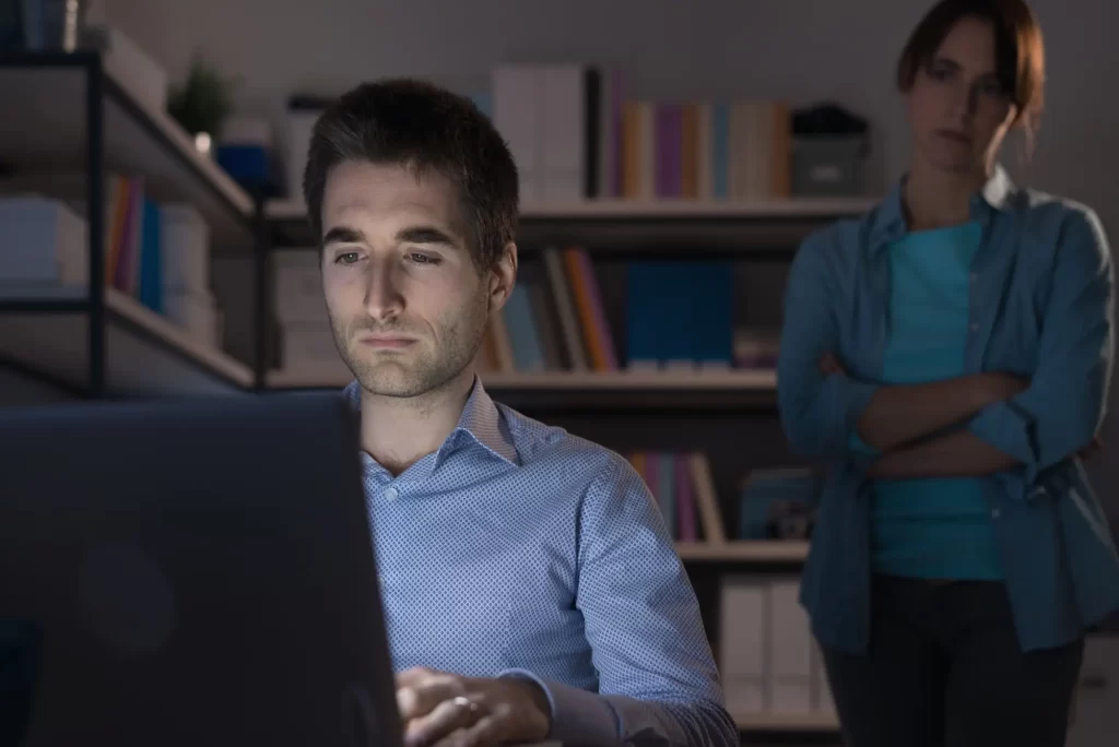Práci musíte věnovat plnou pozornost - Techsvět muž pracuje, žena je z něj zklamaná