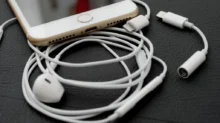 mobilní telefon, nabíjecí kabely