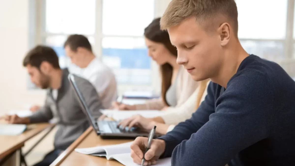 mladý muž pracuje s notebookem