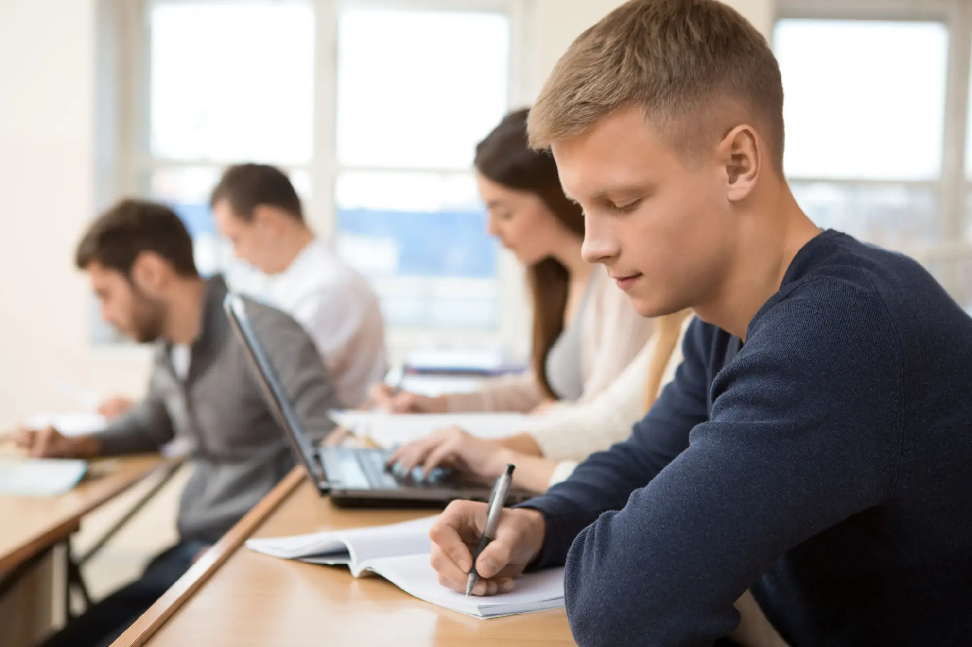 mladý muž pracuje s notebookem