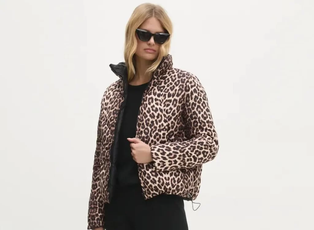 Buďte letos za šelmu - Techsvět modelka v bundě s leopardím potiskem