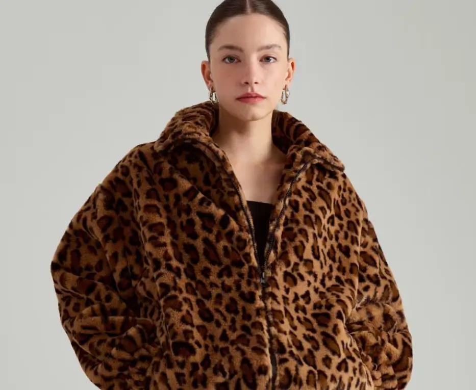 Divoké vzory přírody zase letí - Techsvět modelka v leopardím potisku